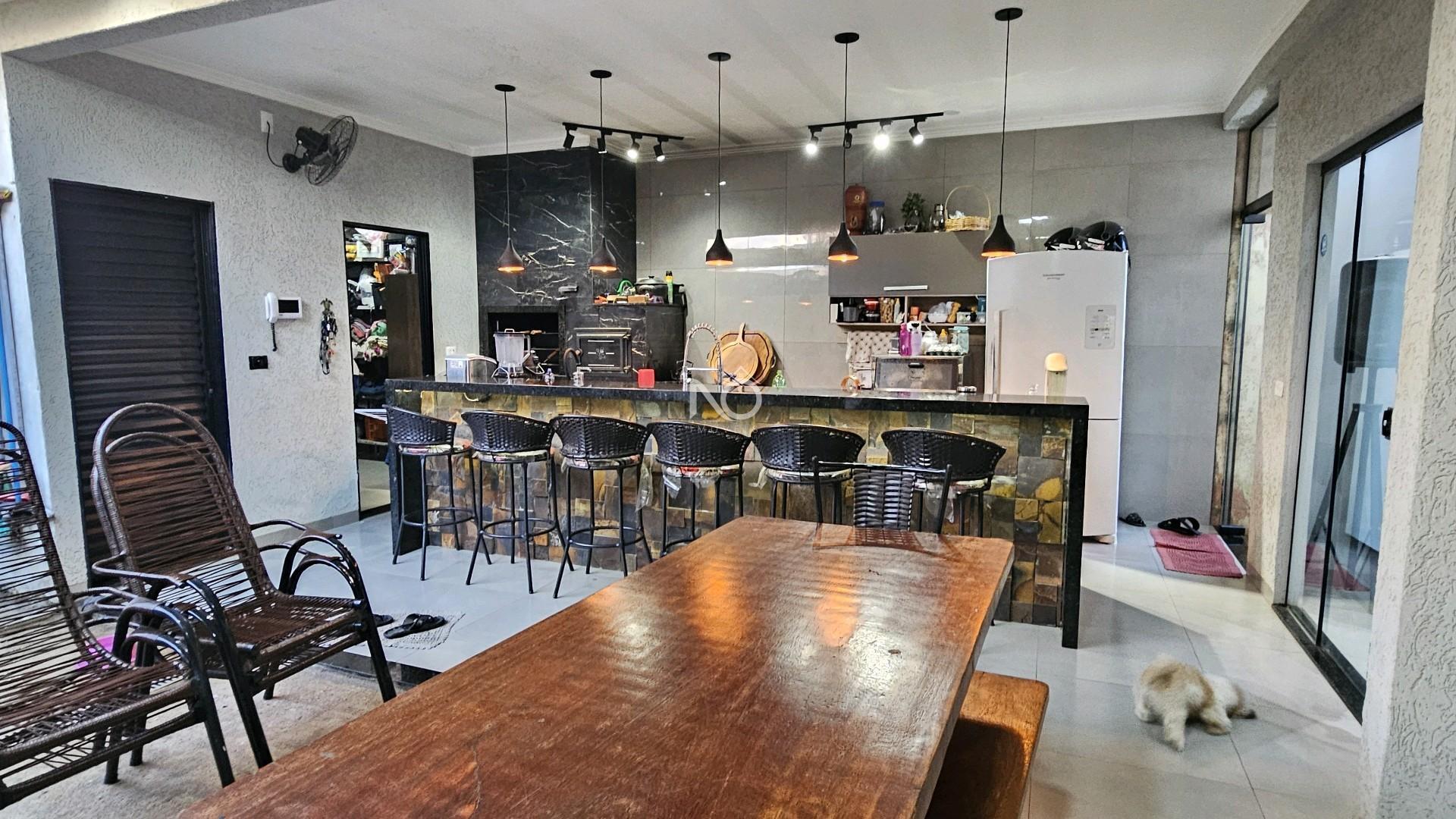 Casa Usada para Venda, em Tr�s Lagoas, bairro S�o Jorge, 3 dormit�rios, 3 banheiros, 3 su�tes, 2 vagas